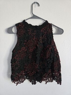 Boutique 9 Black and Burgundy Floral Lace Cropped Tank